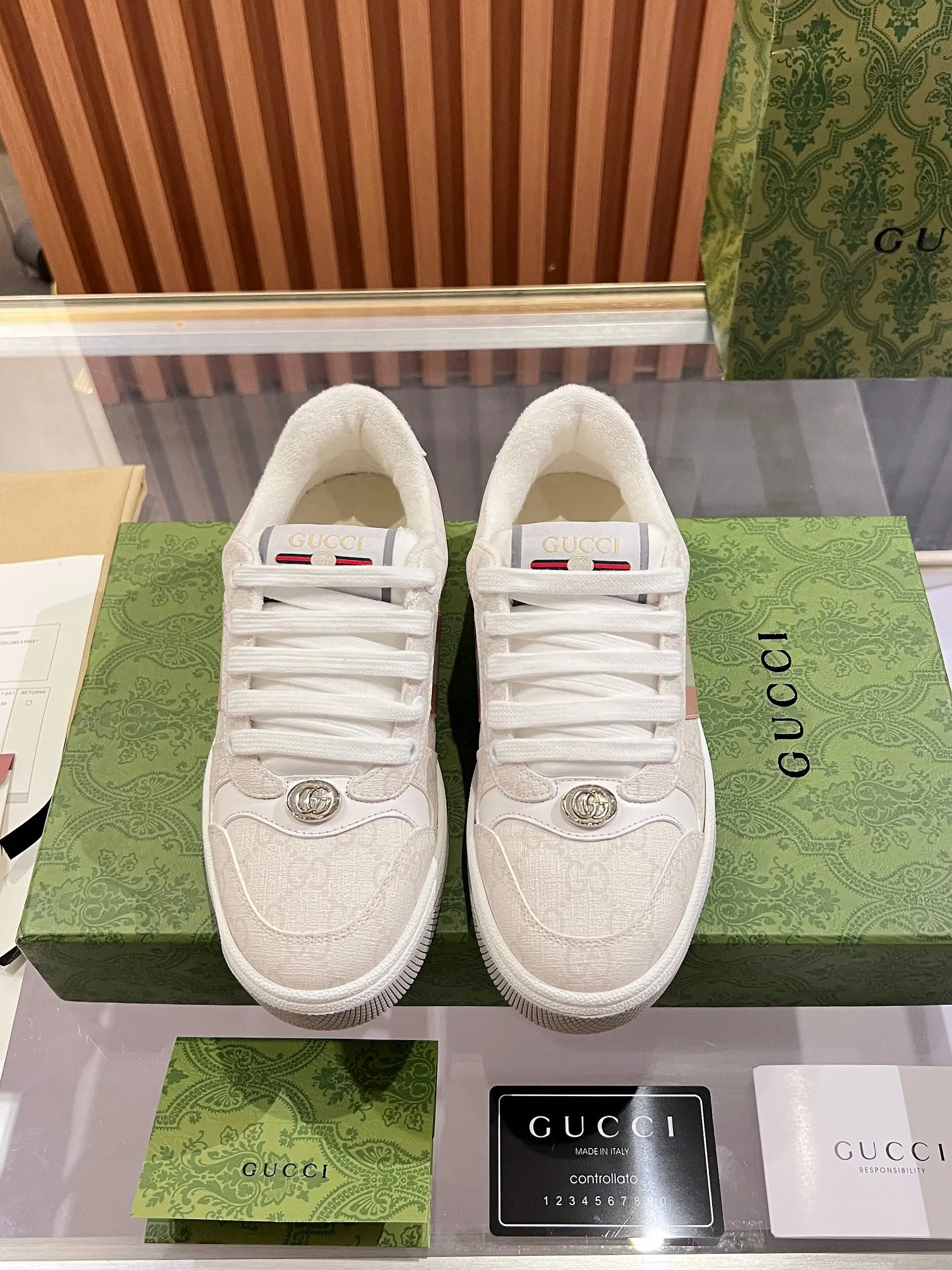 👟👟Ex-factory price 540👟👟 ⚡️Gucci Dirty Shoes Top factory quality, impeccable at the counter, the comfort is incredible. Retro distressed elements, washed retro logo on the tongue, metal double LOGO, 99% recognizable, full of Gucci elements; terry cloth lining, cowhide foot pads and 3mm latex are much more comfortable than real leather shoes. Environmentally friendly TPU wear-resistant outsole, soft and elastic. The inside of the tongue is made of imported elastic bands, which have great tension and won't strangle your feet. I don't develop the shoes without the original version. Only by getting the original version can the shoes be accurate and beat the market version instantly. Every stitch and every stitch is very tight and full. The debugging process is the most painstaking and requires no less than a hundred modifications before it is adjusted to the perfect state so that it can be worn comfortably by all foot types! Size 35-40 women’s model)